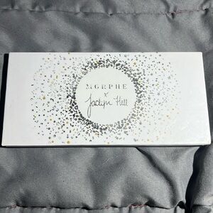 Morphe x Jacilyn Hill
Makeup Pallete
Neutral tones